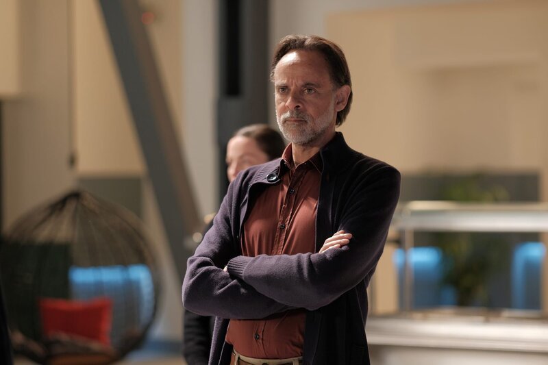 Dr. Howson (Alexander Siddig) – Bild: GABOR KOTSCHY /​ Night Train Media /​ Die Verwendung ist nur bei redaktioneller Berichterstattung im Rahmen einer Programmankündigung ab 2 Monate vor der ersten Auss /​ © Fallen Productions Ltd