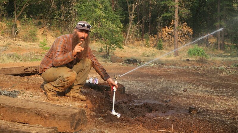 Matt schaltet eine Sprinkleranlage ein. – Bild: Discovery Channel /​ Photobank