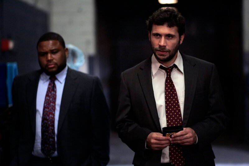 LAW & ORDER -- „Challenged“ Episode 1901 -- Pictured: (l-r) Anthony Anderson as Det. Kevin Bernard, Jeremy Sisto as Cyrus Lupo -- NBC Photo: Will Hart. – Bild: 13th Street
