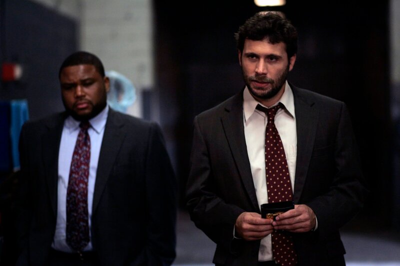 LAW & ORDER -- „Challenged“ Episode 1901 -- Pictured: (l-r) Anthony Anderson as Det. Kevin Bernard, Jeremy Sisto as Cyrus Lupo -- NBC Photo: Will Hart. – Bild: 13th Street