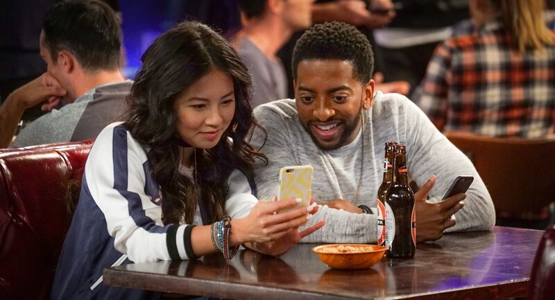 Emma (Christine Ko, l.); Mason (Shaun J. Brown, r.) – Bild: Monty Brinton