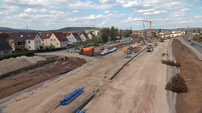 Das zehn Milliarden Euro teure Verkehrsprojekt Deutsche Einheit Nr. 8 soll die Verkehrsanbindung zwischen Ost und West sowie zwischen Nord und Süd verbessern. Dazu müssen neue Brücken gebaut werden, Tunnel gebohrt, hunderte Kilometer Trassen umgelegt und sogar Flüsse umgeleitet werden. – Bild: N24 Doku Das zehn Milliarden Euro teure Verkehrsprojekt Deutsche Einheit Nr. 8 soll die Verkehrsanbindung zwischen Ost und West sowie zwischen Nord und Süd verbessern. Dazu müssen neue Brücken gebaut werden, Tunnel gebohrt, hunderte Kilometer Trassen umgelegt und sogar Flüsse umgeleitet werden. – Bild: N24 Doku