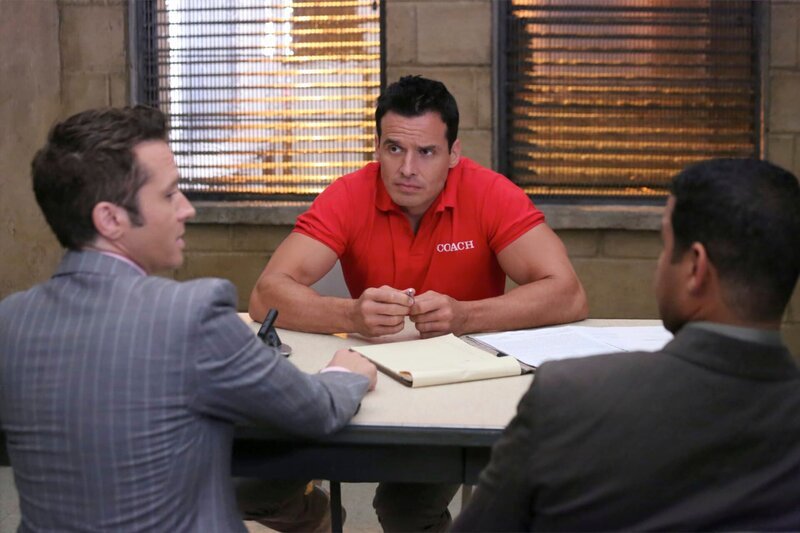 Der Verdächtige Ramon Russo (Antonio Sabato jr., M.) muss sich den Fragen von Kevin Ryan (Seamus Dever, l.) und Javier Esposito (Jon Huertas, r.) stellen … – Bild: Universal TV