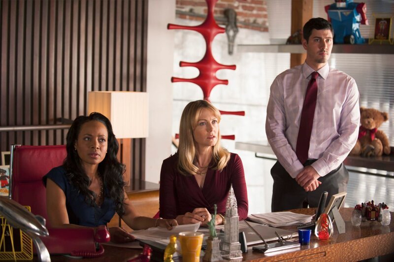 CASTLE – ‚Montreal‘ – While the team investigates the murder of a toy company CEO, Castle uncovers a lead to his mysterious disappearance, launching him into a dangerous investigation of his own, on ‚Castle,‘ MONDAY, OCTOBER 6 (10:01–11:00 p.m., ET) on the ABC Television Network. (ABC/​Colleen Hayes) GINA RAVERA, LILLI BIRDSELL, BRIAN TICHNELL – Bild: ABC Studios /​ UNIVERSAL CHANNEL