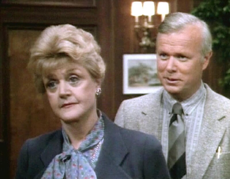 Jessica Fletcher (Angela Lansbury) und Lt. Moynihan (Kevin Tighe) begeben sich auf die Suche nach dem Mörder des Vermögensberaters Philipp Royce. – Bild: Warner TV Serie