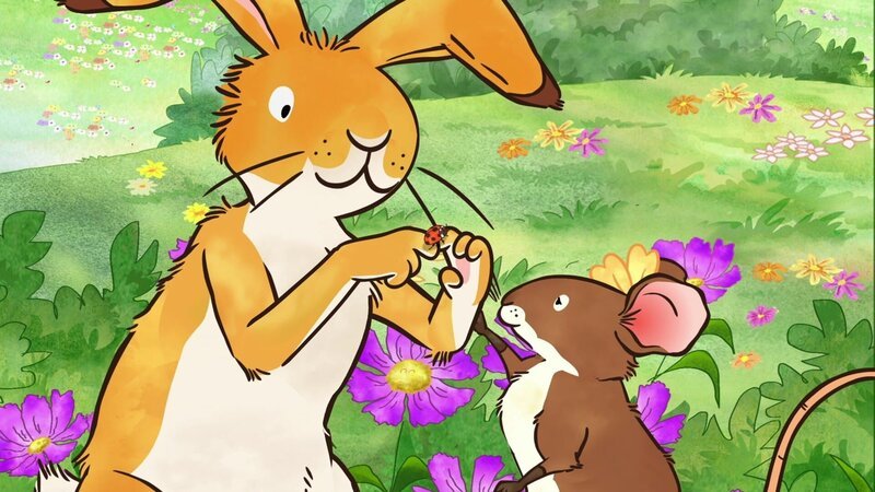 Der kleine braune Hase zeigt der kleinen Feldmaus den Marienkäfer, der bei ihm gelandet ist. – Bild: KiKA/​SLR Productions Australia Pty.Ltd./​Scrawl Studios Pte Ltd./​hr/​ARD