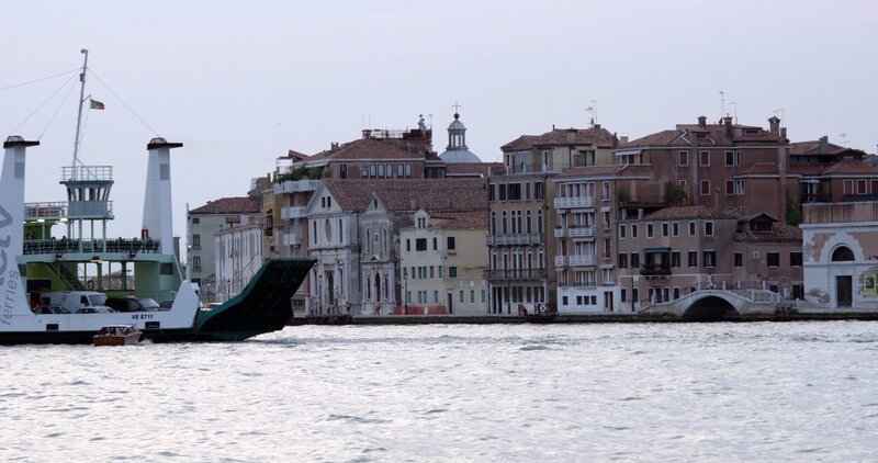 Venedig Abend. – Bild: ORF/​IP Media