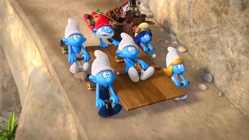 Die ganze Ausflugsgruppe rast mit Muffis Trage den Hang herab. – Bild: KiKA/​Peyo Productions, Dupuis Édition & Audiovisuell 2020