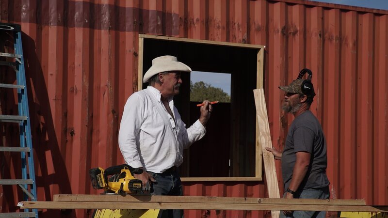 Marty Raney talks to a contractor. – Bild: Discovery Communications