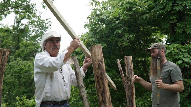 Marty Raney holds a plank of wood. – Bild: Discovery Communications