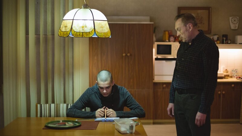 Simon Frühwirth (Jakob), Josef Hader (Vater). – Bild: ZDF und ORF/​ORBROCK Filmproduktion/​Fabio Eppensteiner.