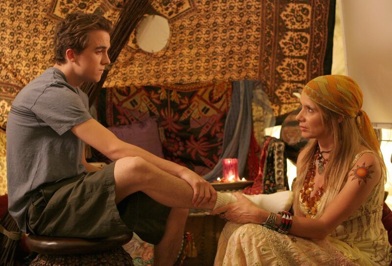 Malcolm (Frankie Muniz, l.) verliebt ich in Anita (Rosanna Arquette) und ist bereit, alles für sie zu tun … – Bild: ViacomCBS