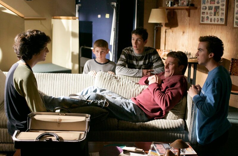 Da die Familie nicht krankenversichert ist, übernimmt Richard (Wes Robinson, l.) die ärztliche Versorgung bei Hal (Bryan Cranston, 2.v.r.). Dewey (Erik Per Sullivan, 2.v.l.), Reese (Justin Berfield, M.) und Malcolm (Frankie Muniz, r.) sehen gespannt zu … – Bild: GLEN