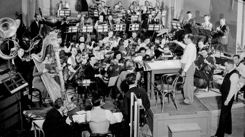 Der österreichische Komponist Max Steiner beim Dirigieren der Orchesteraufnahme der Filmmusik zum Film „King Kong“ 1933. – Bild: ORF/Filmwerkstatt Wien/Max Steiner Der österreichische Komponist Max Steiner beim Dirigieren der Orchesteraufnahme der Filmmusik zum Film „King Kong“ 1933. – Bild: ORF/Filmwerkstatt Wien/Max Steiner