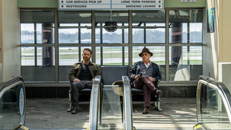 Chuck (Jonathan Holtzman, l.) und Raymond ‚Red‘ Reddington (James Spader, r.) – Bild: AXN Black