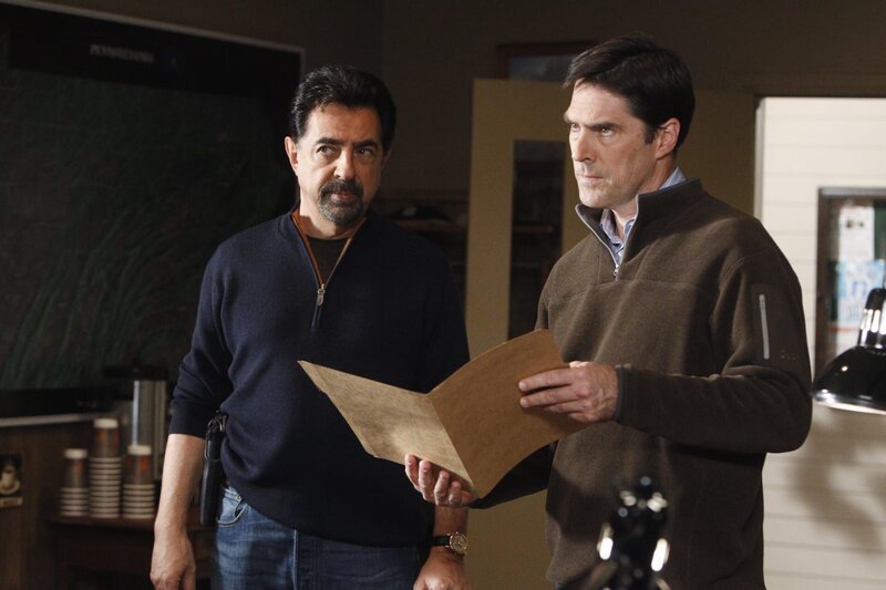 Werden mit einem neuen Fall beauftragt: Rossi (Joe Mantegna, l.) und Hotch (Thomas Gibson, r.) … – Bild: Jordin Althaus /​ ABC STUDIOS
