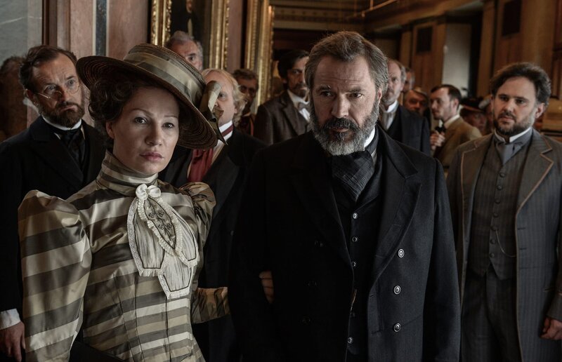 Bertha von Suttner (Birgit Minichmayr, v.l.), Alfred Nobel (Sebastian Koch, v.r.). – Bild: ORF Bertha von Suttner (Birgit Minichmayr, v.l.), Alfred Nobel (Sebastian Koch, v.r.). – Bild: ORF