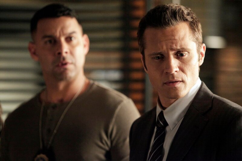 Nachdem Beckett entführt wurde, müssen Javier Esposito (Jon Huertas, l.) und Kevin Ryan (Seamus Dever, r.) alles tun, um ihre Kollegin lebend zu finden … – Bild: ABC Studios /​ UNIVERAL CHANNEL