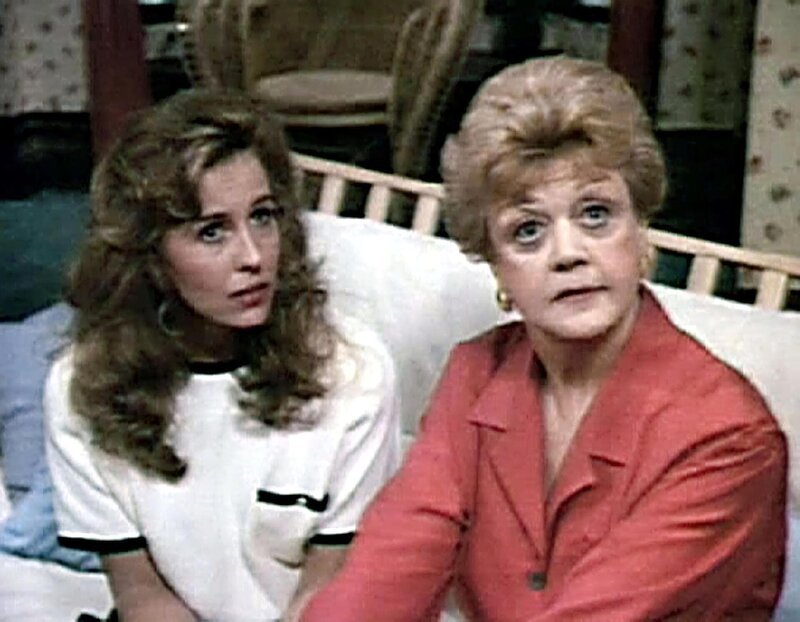 Jessica Fletcher (Angela Lansbury) und ihre Nichte Victoria (Genie Francis) machen sich Sorgen. Victoria wird beschludigt, den Mord an der ehemaligen Filmdiva Deborah Tarkington begangen zu haben. – Bild: Super RTL