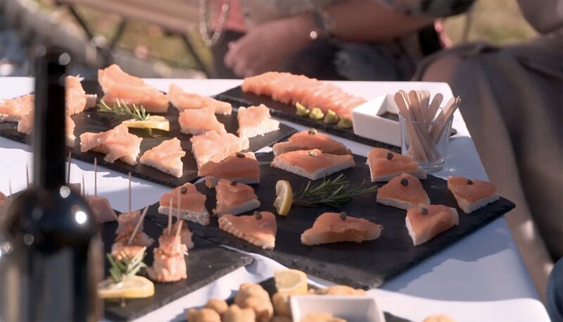 In vielen Haushalten landet der Lachs vor allem zu Feiertagen gerne auf dem Teller. – Bild: ORF/Langbein In vielen Haushalten landet der Lachs vor allem zu Feiertagen gerne auf dem Teller. – Bild: ORF/Langbein