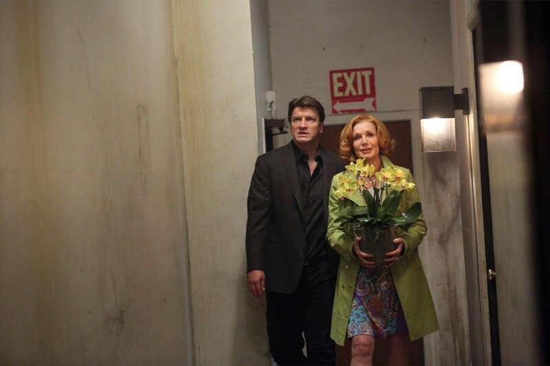 Der Besuch von Castle (Nathan Fillion, l.) und seiner Mutter (Susan Sullivan, r.) bei Alexis droht in einer Katastrophe zu enden, nachdem Castle bereits im Hausflur nur negative Bemerkungen loslässt … – Bild: Universal TV