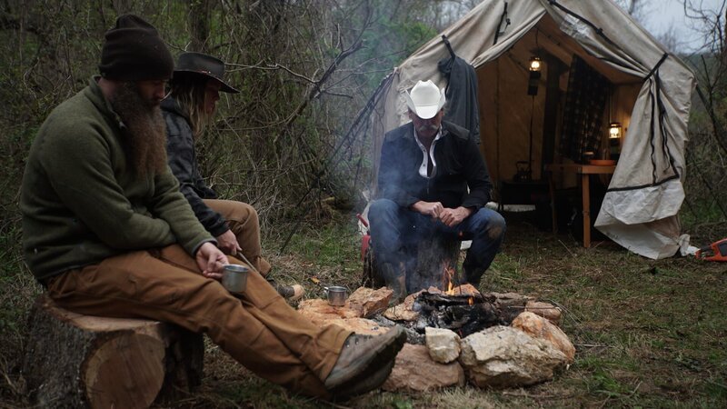 L-R: Matt, Misty and Marty Raney sit outside of their tent. – Bild: Discovery Communications