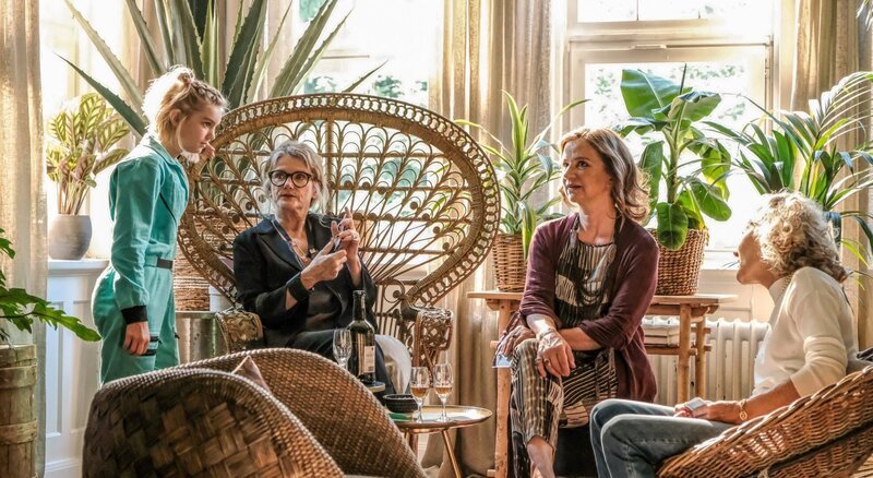 Luna Marie Maxeiner (Rocca), Barbara Sukowa (Dodo), Lena Stolze (Gertrud), Hedi Kriegeskotte (Felicitas). – Bild: ORF/PRO7/Warner/Gordon Timpen Luna Marie Maxeiner (Rocca), Barbara Sukowa (Dodo), Lena Stolze (Gertrud), Hedi Kriegeskotte (Felicitas). – Bild: ORF/PRO7/Warner/Gordon Timpen
