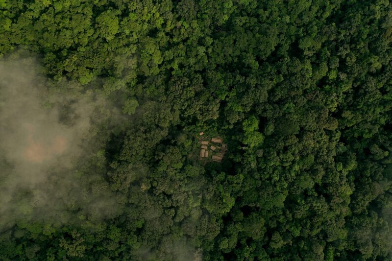 Obwohl Bonobos unsere nächsten Verwandten sind, wissen wir wenig über sie. Eine junge Forscherin, Leveda Cheng, will im tiefen Dschungel des Kongos die Gruppendynamik der wild lebenden Tiere enträtseln. Bild: Forschercamp des Kokolopori Forschungsprojekts aus der Vogelperspektive. – Bild: BR/​Paul Hien