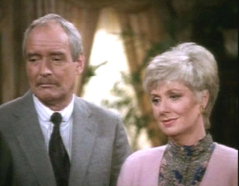 Anne Lawton (Shirley Jones), Jessicas Cousine, steht kurz vor der Hochzeit mit ihrem Freund Bill Spencer (Sany McPeak). – Bild: Warner TV Serie