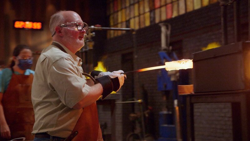 Ein Wettbewerber schmiedet Eisen – Bild: libuk /​ © THE HISTORY CHANNEL /​ A+E Nnetworks