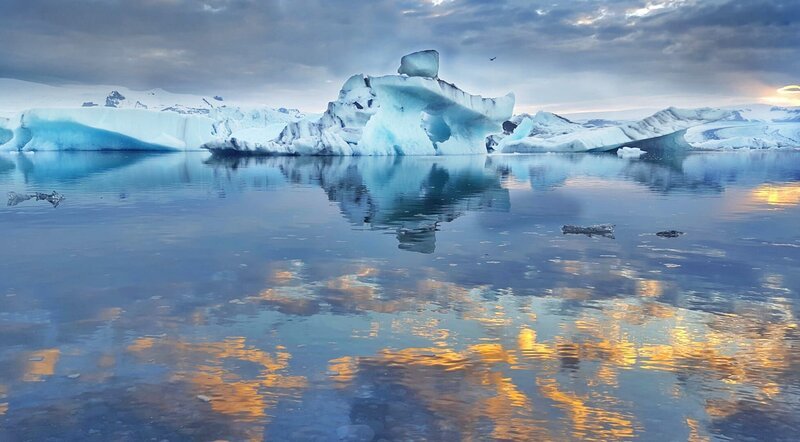 Über ganz kleine Wasserfälle entwässert der See Thingvellirvatn ins Meer. Der See ist fischreich, aber die Meerwasser führende Silfra-Kluft, die den See mit dem Meer verbindet, ist dagegen fast frei von tierischem Leben. Hier gedeiht nur hellgrünes „Trollhaar“, eine farbenfrohe Meeresalge, die die vulkanischen Felswände mit grellem Grün überzieht. Die Silfra- Kluft ist berühmt wegen ihres glasklaren Wassers, das wegen Sichtweiten von über 100 Metern als das „klarste Wasser der Erde“ gilt. – Bild: Jan Haft / ORF / Nautilus Film Über ganz kleine Wasserfälle entwässert der See Thingvellirvatn ins Meer. Der See ist fischreich, aber die Meerwasser führende Silfra-Kluft, die den See mit dem Meer verbindet, ist dagegen fast frei von tierischem Leben. Hier gedeiht nur hellgrünes „Trollhaar“, eine farbenfrohe Meeresalge, die die vulkanischen Felswände mit grellem Grün überzieht. Die Silfra- Kluft ist berühmt wegen ihres glasklaren Wassers, das wegen Sichtweiten von über 100 Metern als das „klarste Wasser der Erde“ gilt. – Bild: Jan Haft / ORF / Nautilus Film