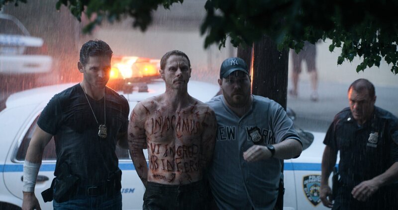 Sarchie (Eric Bana, li.) und Santino (Sean Harris, Mi.) – Bild: Sony / MKNS Sarchie (Eric Bana, li.) und Santino (Sean Harris, Mi.) – Bild: Sony / MKNS