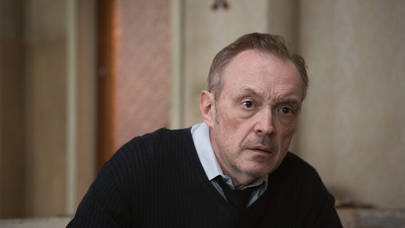 Josef Hader (Vater). – Bild: ZDF und ORF/​ORBROCK Filmproduktion/​Fabio Eppensteiner.