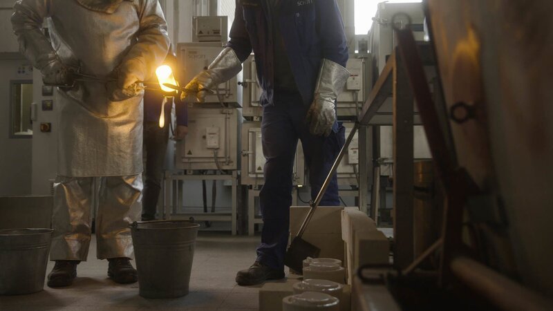 Die „Bologneser Träne“ aus Glas kommt aus dem Mittelalter. Sie ist hart wie Stahl. – Bild: ZDF und Arsenij Gusev.