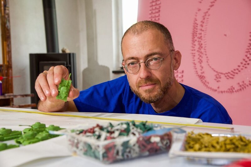 Der Künstler Nikolaus Eberstaller im Atelier in Gols vor dem Modell für das Projekt „Battlefield Love Memorial“. – Bild: ORF/​Satel Film/​Claus Muhr