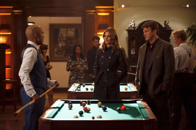 Nach dem Mord an einem Billardprofi befragen Kate Beckett (Stana Katic, M.) und Richard Castle (Nathan Fillion, r.) Fats Shepherd (Tom Wright, l.) … – Bild: ABC Studios /​ UNIVERSAL CHANNEL /​ Colleen Hayes