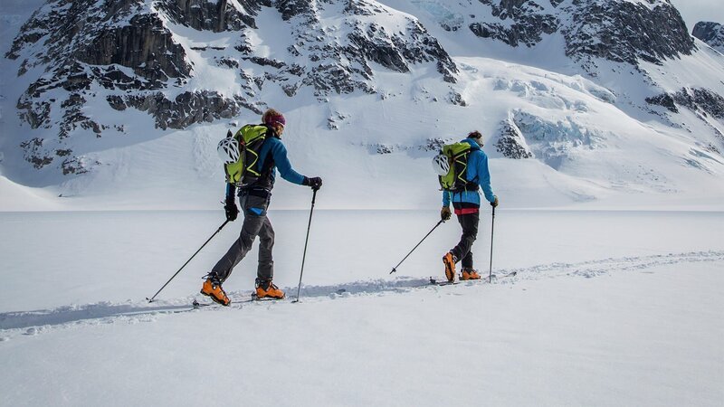 Matt Helliker und Jon Bracey streben die Erstbegehung des außergewöhnlichen 1.200 m langen Nordwestgrats an. – Bild: Bergblick