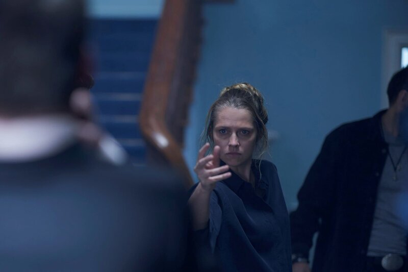 Teresa Palmer als Diana Bishop – Bild: des willie /​ Sky Studios /​ Die Verwendung ist nur bei redaktioneller Berichterstattung im Rahmen einer Programmankündigung ab 2 Monate vor der ersten Auss /​ © 2021 Bad Wolf Limited. All Rights Reserved.