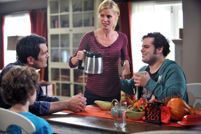 (v.l.) Luke (Nolan Gould), Phil (Ty Burrell) und Claire (Julie Bowen) haben Besuch von ihrem ehemaligen Nachbarsjungen Kenneth (Josh Gad) bekommen, der durch die Verwirklichung seiner verrückten Ideen schwer reich geworden ist. – Bild: Richard Foreman Jr SMPSP