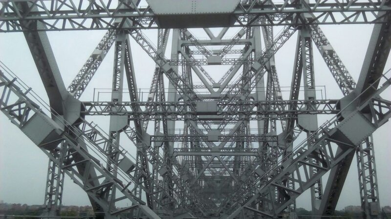 Die indische Howrah Bridge verbindet die beiden indischen Städte Kalkutta und Howrah miteinander. – Bild: WELT