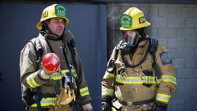 Gerüstet für das Flammeninferno: Heute zeigen die Einsatzkräfte des „Rancho Cucamonga Fire Department“, wie man Feuer mit Feuer bekämpft. Auch die beiden Vollblut-Zündler Tory Belleci und Tommy Passemante geraten bei den Übungseinsätzen mächtig ins Schwitzen. Denn um für den Katastrophenfall optimal vorbereitet zu sein, stehen höllische Rettungsaktionen in voller Montur auf dem Programm! Bataillonschefin Cheryl Roberts und Feuerwehrmann Daniel Carson leiten das brenzlige Extremtraining an, bei dem Autowracks gelöscht sowie leicht entzündliche Stoffe unschädlich gemacht werden müssen. – Bild: Warner Bros. Discovery