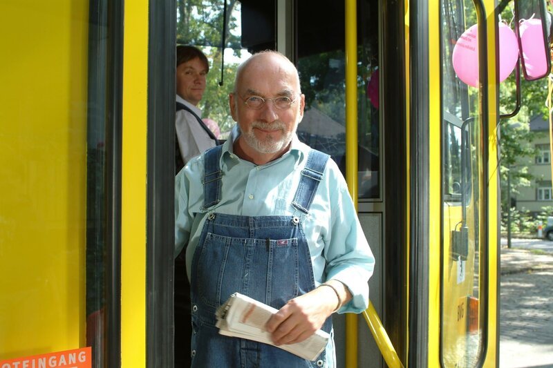 Die Straßenbahn fährt nicht mehr durch den Elchwinkel. Mal sehen, ob Peter (Peter Lustig) das noch ändern kann. – Bild: ZDF und Christiane Pausch./​Christiane Pausch