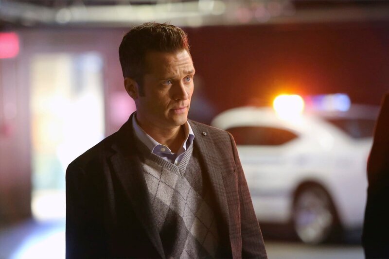 Eine bekannte Primatenforscherin und Paartherapeutin wird ermordet in ihrem Wagen aufgefunden. Kevin Ryan (Seamus Dever) und seine Kollegen beginnen mit den Ermittlungen … – Bild: ABC Studios /​ UNIVERSAL CHANNEL