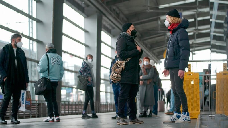 Jasmin L (vorne links) und Autor Klaas-Wilhelm Brandenburg (rechts) – Bild: NDR / NDR Presse und Information Jasmin L (vorne links) und Autor Klaas-Wilhelm Brandenburg (rechts) – Bild: NDR / NDR Presse und Information