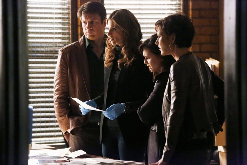 Limelight – When a rising young pop star is found dead in an alley, Castle and Beckett delve into the victim’s out-of-control hard-partying lifestyle, but as they dig deeper, a shocking revelation threatens to rock their investigation, on ‚Castle,‘ MONDAY, JANUARY 20 (10:01–11:00 p.m., ET) on the ABC Television Network. Alexandra Chando (‚The Lying Game,‘ ‚As the World Turns‘) guest stars in the episode. (ABC/​Richard Cartwright) NATHAN FILLION, STANA KATIC, ALEXANDRA CHANDO, LOLA GLAUDINI, stars in the episode. – Bild: ABC Studios /​ UNIVERSAL CHANNEL
