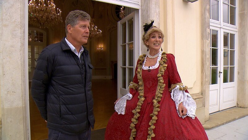 Karl Hohenlohe im Gespräch mit Gräfin Fuchs-Mollard, der Erzieherin Maria Theresias (Gigga Neunteufel). – Bild: 3sat