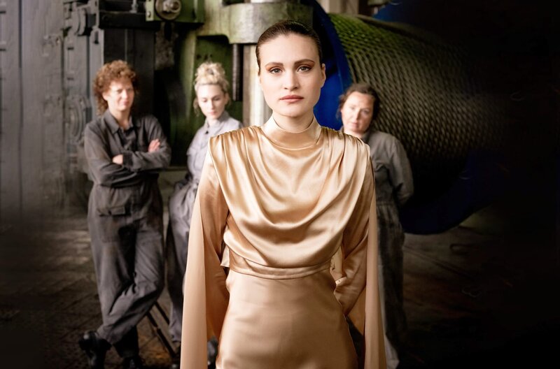 In einem Land, das es nicht mehr gibt – Bild: Peter Hartwig/​Ziegler Film/​Tobis Film /​ Gemeinsam mit ihren Kolleginnen (Jördis Triebel, li., Hannah Ehrlichmann, 2.v.l., Gabriele Völsch, re.) vom Kabelwerk schafft Suzie (Marlene Burow, vo.) es auf das Cover der „Sibylle“.