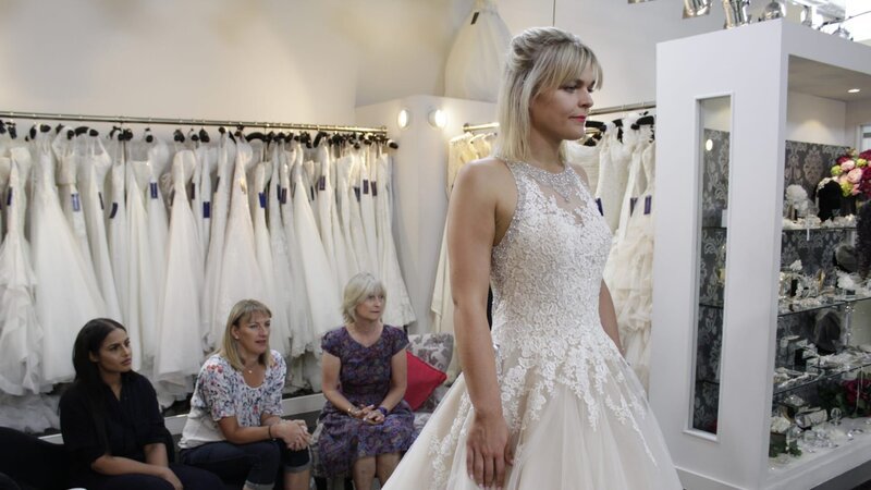 Episode 15, Bride Amaris C tries on dress with friend and family. – Bild: port.hu