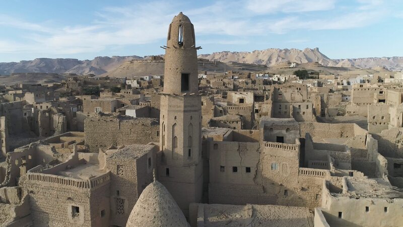 Das mittelalterliche Dorf Qasr ad-Dachla ist längst verlassen. Heute wohnt man komfortabler. – Bild: ZDF und © Bo Travail ! – Voyage.