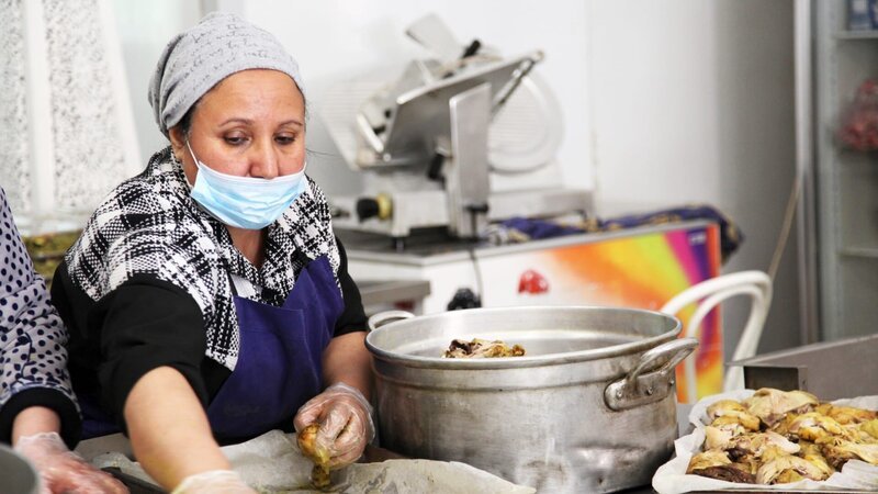 Kelthoum Maaskre kocht für 300 Hilfsbedürftige aus ihrem Viertel – Bild: SPIEGEL TV Kelthoum Maaskre kocht für 300 Hilfsbedürftige aus ihrem Viertel – Bild: SPIEGEL TV